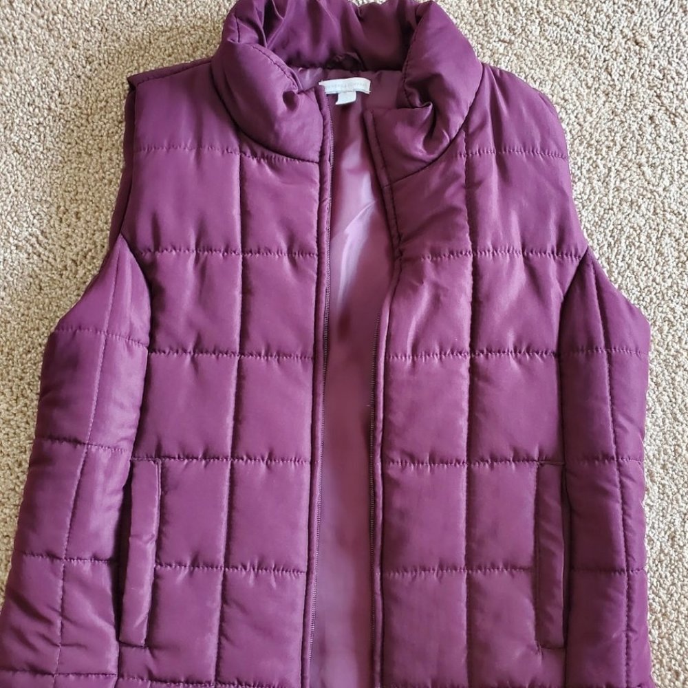 New York & Company women's purple stuffer vest, sewing forming plaid. 2 pockets.